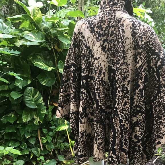 Vintage st John cape in animal print - Picture 3 of 7